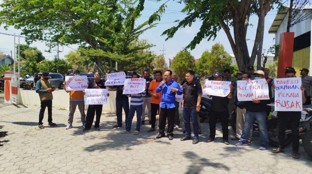 Komunitas Kota Peduli Demokrasi Ponorogo Unjuk Rasa Tuntut Bawaslu Netral