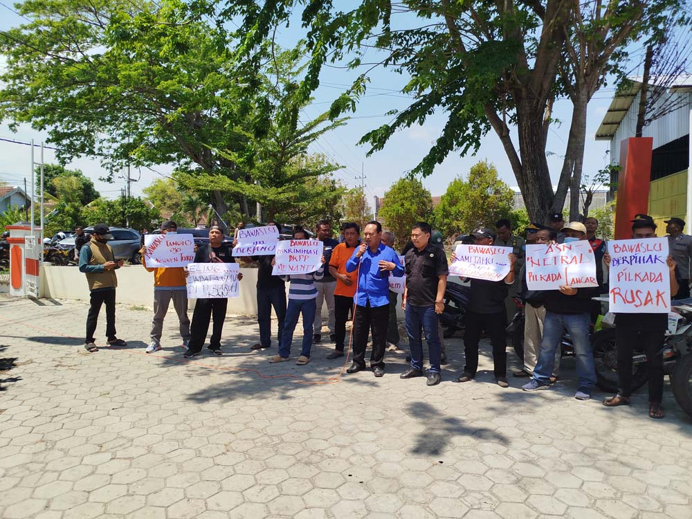 Komunitas Kota Peduli Demokrasi Ponorogo Unjuk Rasa Tuntut Bawaslu Netral