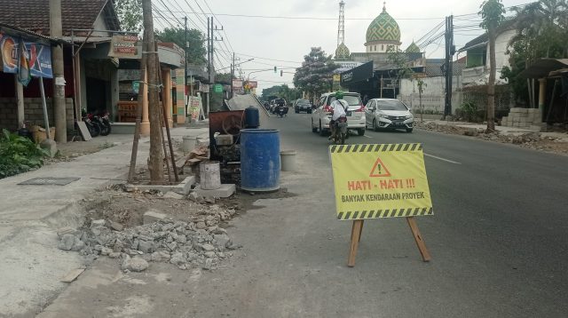DLH Kabupaten Kediri Pastikan Akhir Tahun Renovasi Trotoar dan Taman Jalan Soetta Selesai