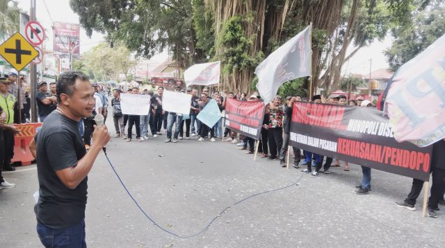 Massa Kepung Pendapa Kabupaten Blitar, Tuntut Usir Warga Luar Blitar yang Diduga Ikut Campuri Pemerintahan