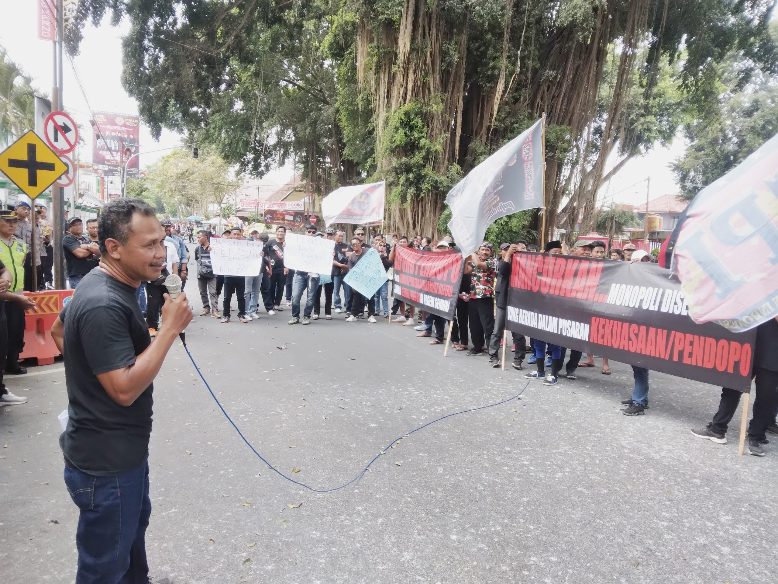 Massa Kepung Pendapa Kabupaten Blitar, Tuntut Usir Warga Luar Blitar yang Diduga Ikut Campuri Pemerintahan