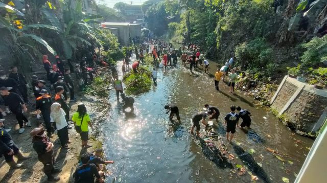 Peringati World Clean Up Day, LMI-DLH Kota Blitar Kompak Resik-resik Kali Lahar