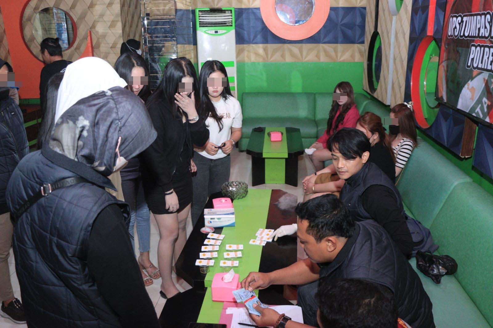 Polres Blitar Razia Kafe, Pria dan Wanita Dipaksa Pipis Mendadak