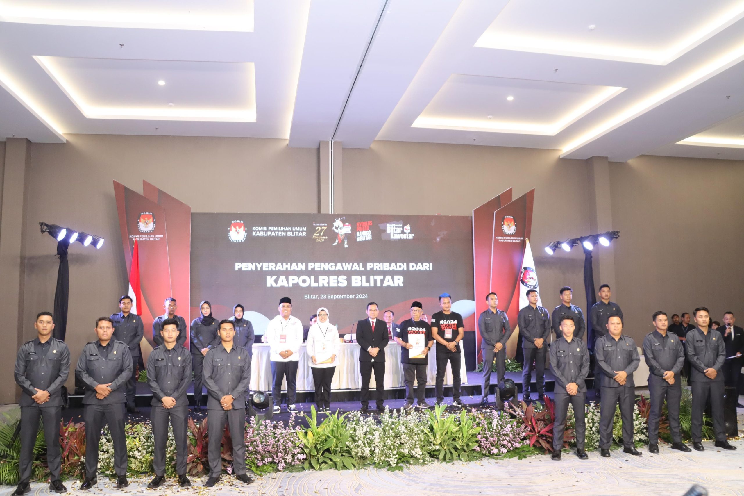 Pilkada 2024, Kapolres Blitar Serahkan Walpri Kawal Giat Cabup-Cawabup