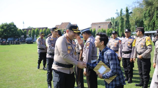 Berikan Penghargaan kepada Anggota Polri dan Pemuda Madiun yang Berprestasi, ini Harapan Kapolres Madiun