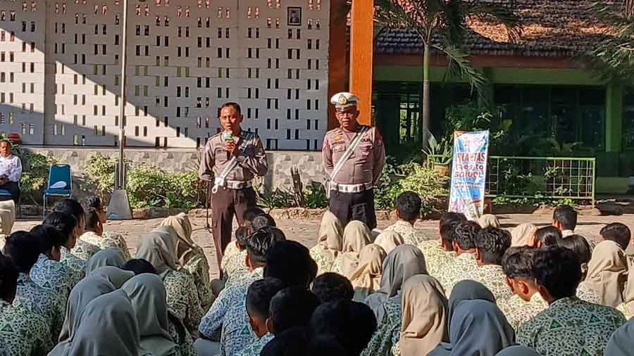 Muji Memo 14.44 (2 jam yang lalu) kepada saya Tag : Satlantas, Polres Madiun Kota, Sosialisasi, Pendidikan Karakter, Sadar Berlalu Lintas, Pajak, SMA 4 Kota Madiun, Jasa Raharja Madiun, Bapenda Kota Madiun, Desk : Selain Jasa Raharja Madiun, dalam Sosialisasi Pendidikan Karakter Sadar Berlalu Lintas dan Pajak ini juga melibatkan Bapenda Kota Madiun, Kanit Kamsel Satlantas Polres Madiun Kota, dan anggota Unit Kamsel Satlantas Polres Madiun Kota. f-lantas: Satlantas Polres Madiun Kota saat sosialisasi tertib berlalu lintas di SMA 4 Kota Madiun. (istimewa) Satlantas Polres Madiun Kota Sosialisasikan Tertib Berlalu Lintas di SMA 4 Kota Madiun, Ini yang Disampaikan