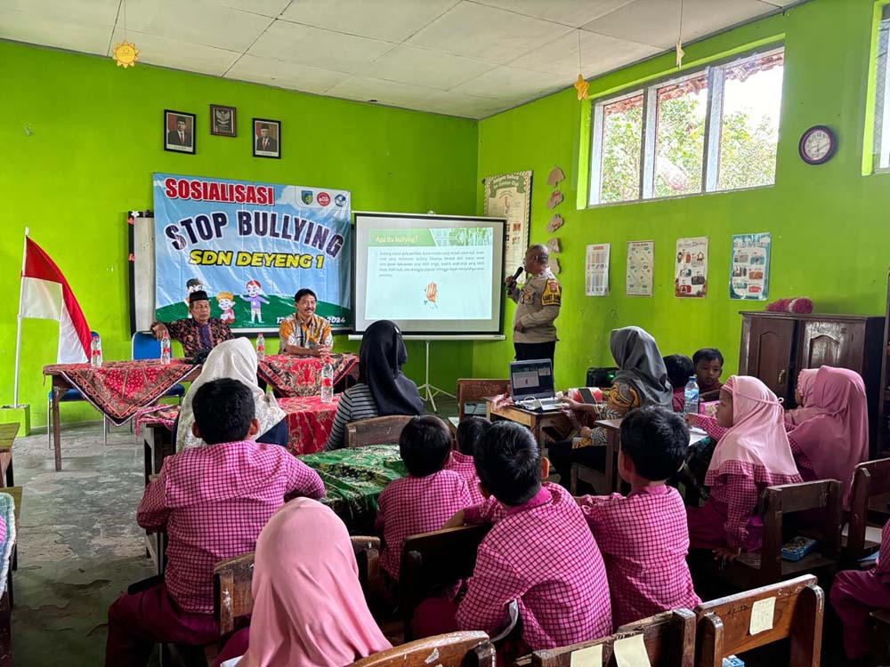 Polisi Edukasi dan Sosialisasi Cegah Perundungan ke Siswa SDN 01 Deyeng Ringinrejo Kediri