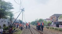 Kabel Tersangkut Truk, Tiang Komunikasi Antar Stasiun di Jalan Sultan Agung, Kelurahan Setono Pande Roboh