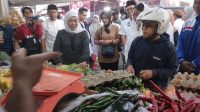 Sapa Pedagang Pasar Templek Kota Blitar, Khofifah Borong Kangkung Cabai