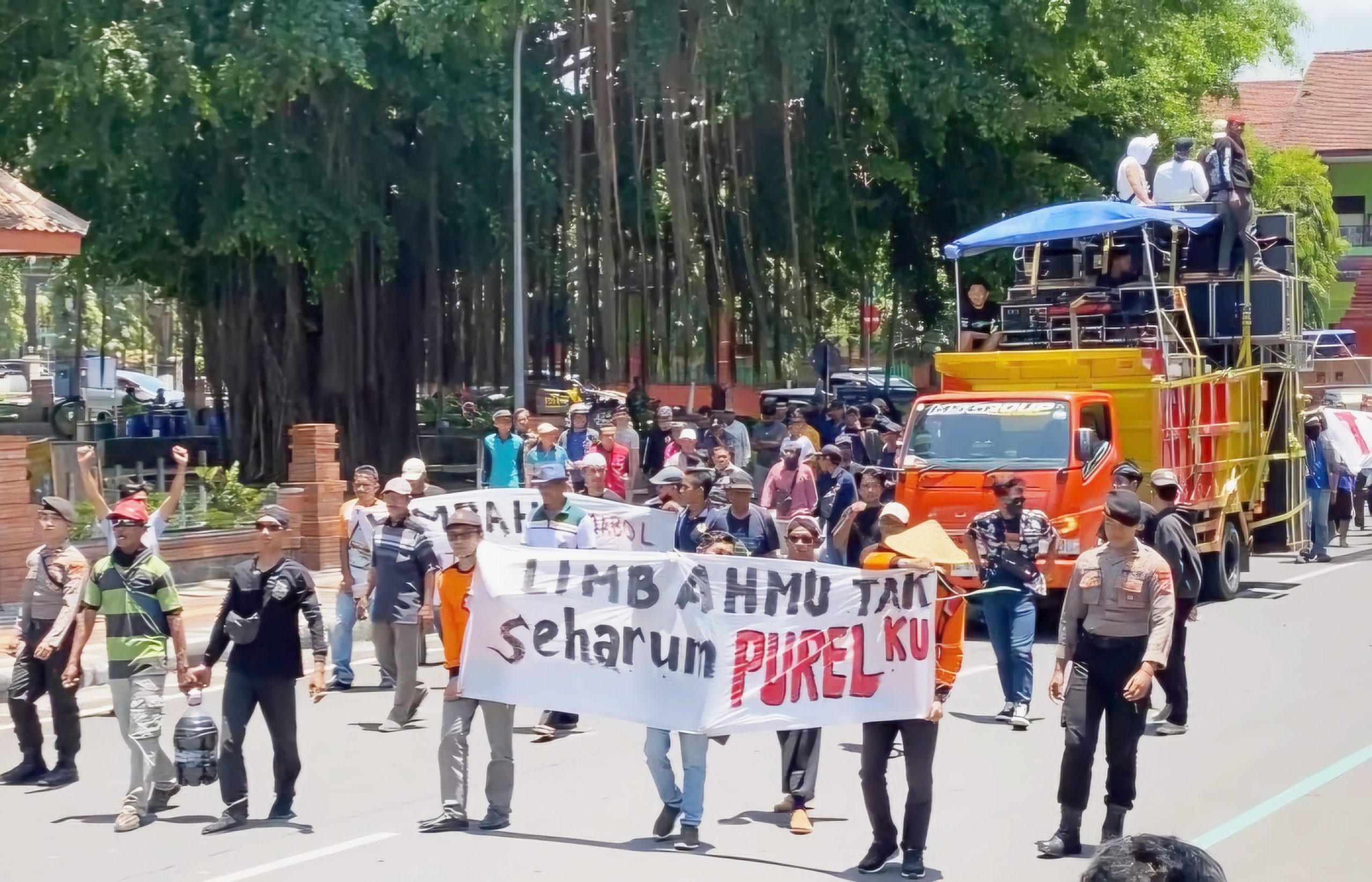 Protes Limbah Tambak Udang, Ratusan Nelayan Geruduk Pendopo Kabupaten Trenggalek