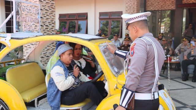Polres Batu Peragakan Atraksi Penindakan Teguran hingga Penilangan saat Operasi Zebra Semeru 2024