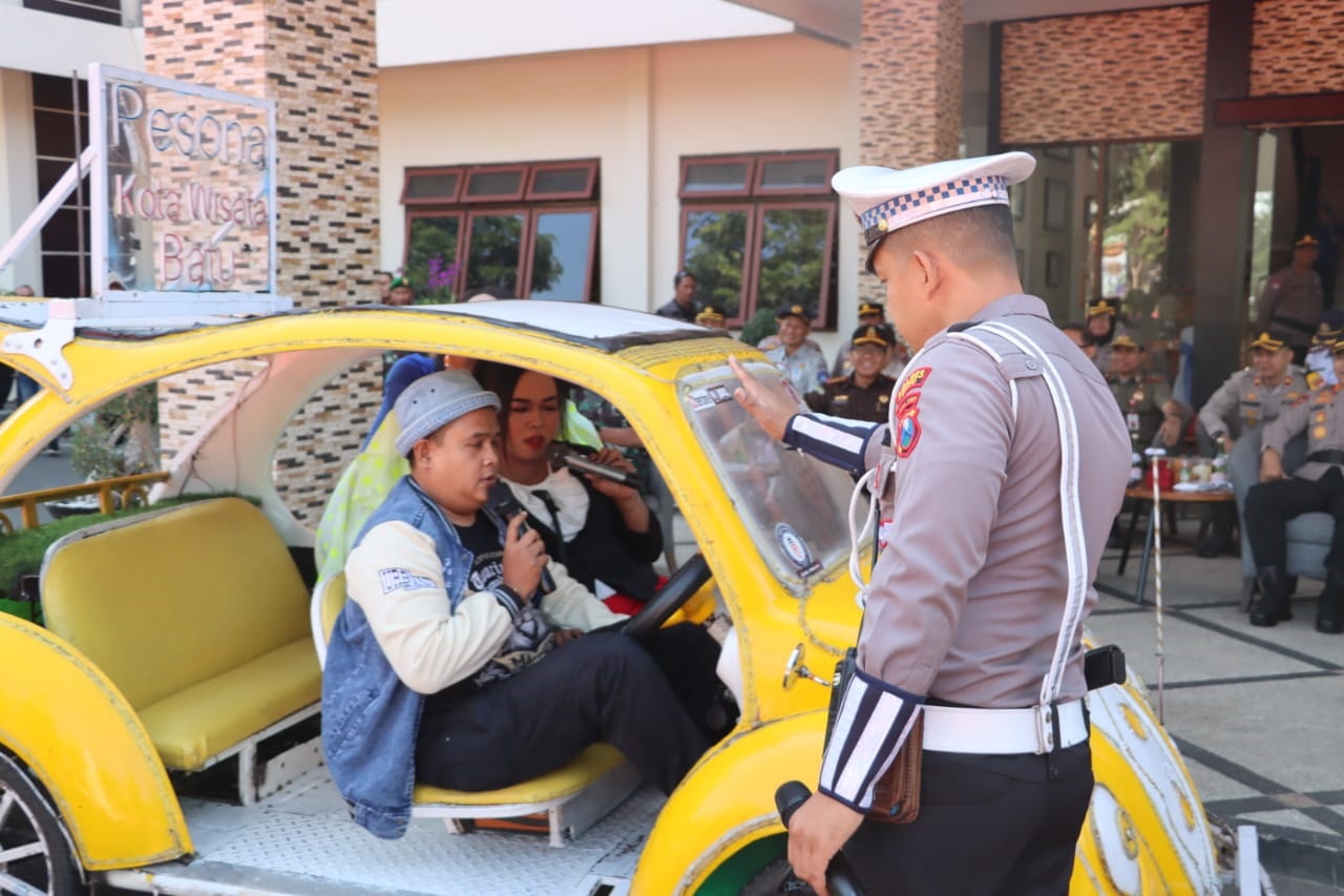 Polres Batu Peragakan Atraksi Penindakan Teguran hingga Penilangan saat Operasi Zebra Semeru 2024