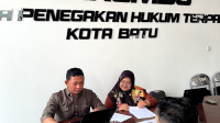 F-Batu-Bawaslu Bawaslu Kota Batu Lakukan Kajian Awal Dugaan Laporan Perusakan APK Nurochman-Heli