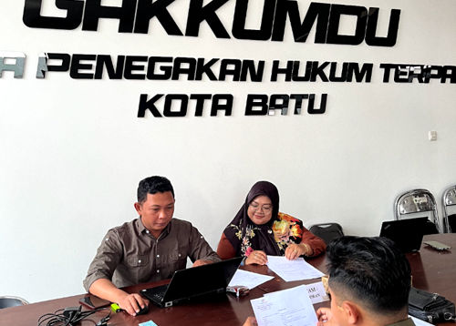 Bawaslu Kota Batu Lakukan Kajian Awal Dugaan Laporan Perusakan APK Nurochman-Heli