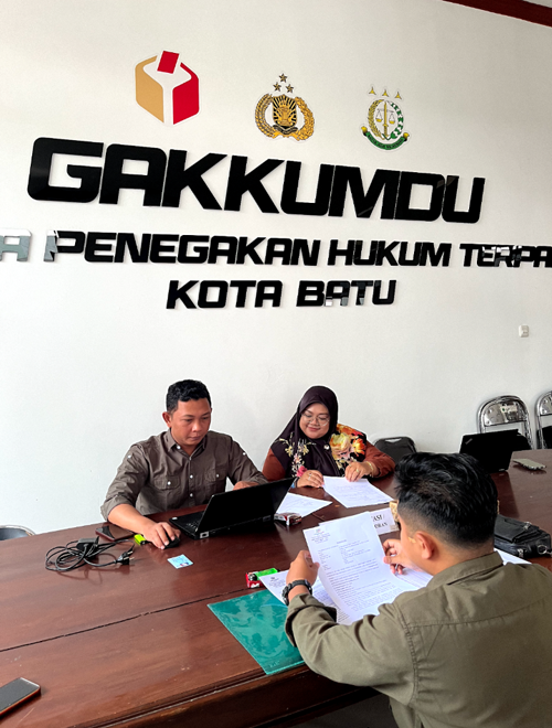 Bawaslu Kota Batu Lakukan Kajian Awal Dugaan Laporan Perusakan APK Nurochman-Heli