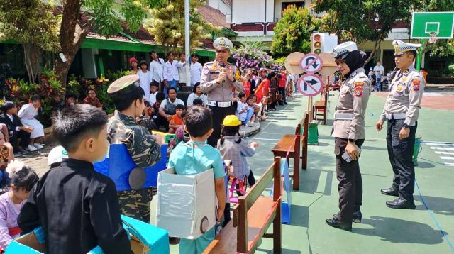 Cara Unik Satlantas Polres Batu Sosialisasi Operasi Zebra Semeru 2024 pada Pelajar SD