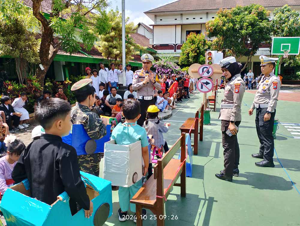 Cara Unik Satlantas Polres Batu Sosialisasi Operasi Zebra Semeru 2024 pada Pelajar SD