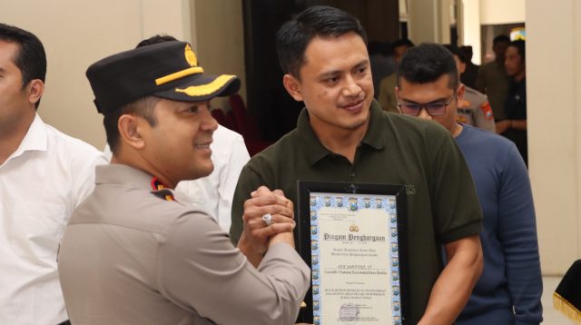 Mampu Ungkap Pelaku Penembakan, Kapolres Batu Berikan Penghargaan kepada 6 Anggota Polri, Lurah dan Masyarakat