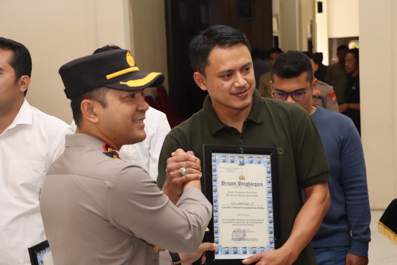 Mampu Ungkap Pelaku Penembakan, Kapolres Batu Berikan Penghargaan kepada 6 Anggota Polri, Lurah dan Masyarakat
