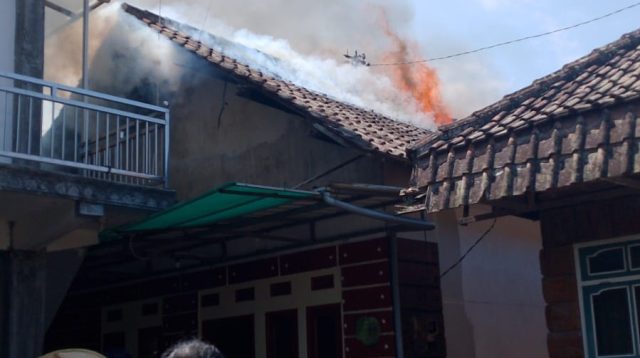 Diduga Lupa Cabut Charger Ponsel, Rumah Dilalap Jago Merah