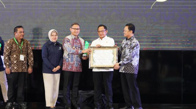 Pj Walikota Batu Aries Agung Paewai Raih Penghargaan Upakarya Wanua Nugraha