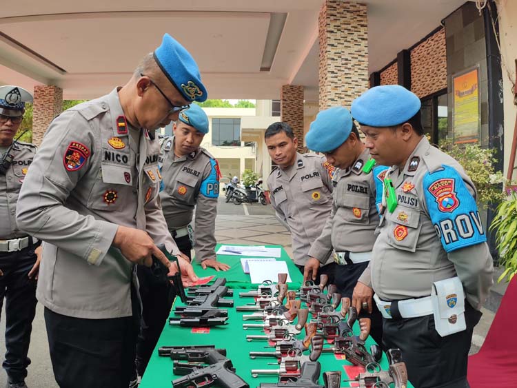 Ratusan Senpi Anggota Polres Batu Diserahkan Propam untuk Diperiksa