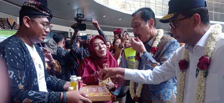 Dua Menteri dan Pj Gubernur Jatim Nikmati Minuman Sari Nanas di Bandara Internasional Dhoho Kediri