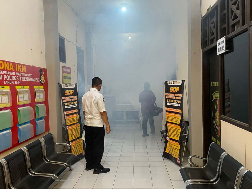 Mencegah DBD, Polres Trenggalek Fogging Polsek Jajaran