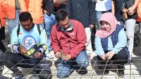 Lestarikan Ekosistem Laut, Pj Bupati Trenggalek Tanam Ribuan Fragmen Karang di Pantai Mutiara