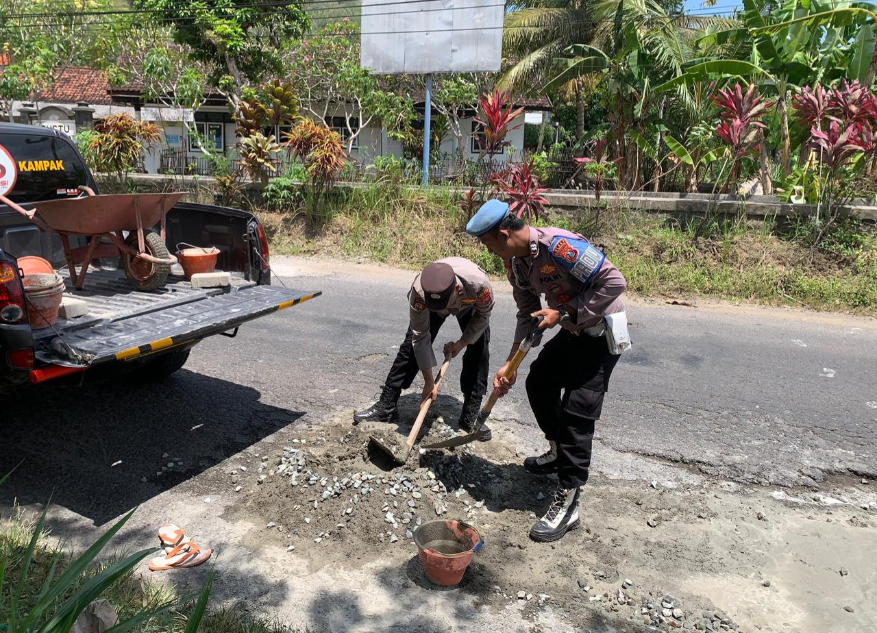 Minimalkan Kecelakaan, Polisi Bantu Perbaikan Jalan Berlubang Swadaya Bersama Warga Trenggalek
