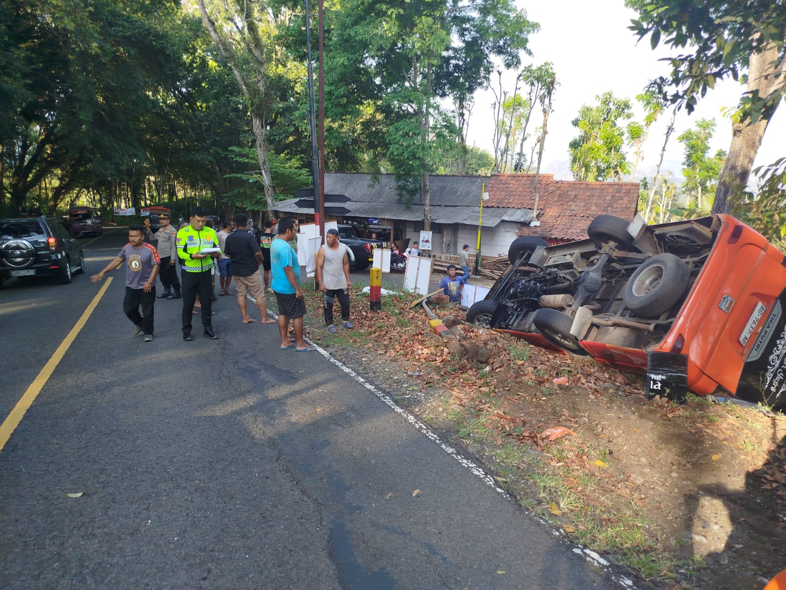 Mobil Elf Berisi 15 Orang Penumpang Terguling di KM 17 Persen Trenggalek