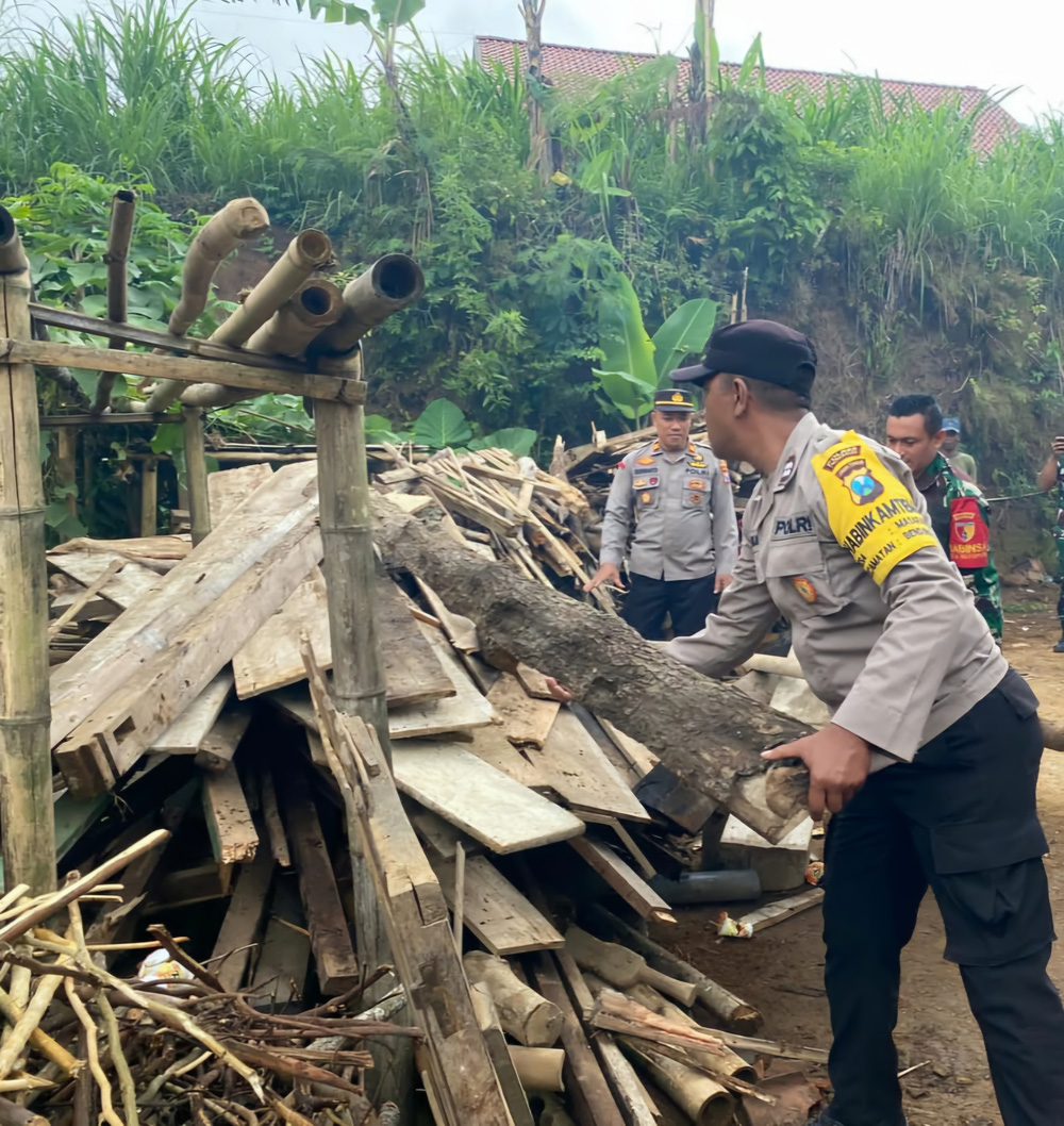 Rumah Warga Dusun Mangku Jayan Trenggalek Ambruk Usai Diguyur Hujan Lebat
