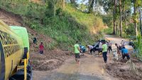 Longsor Terjang Jalan Poros Trenggalek – Bendungan Meski Tak Ada Hujan, Ternyata Ini Pemicunya