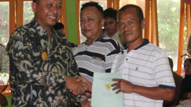 Pjs Bupati Kediri Serahkan 822 Sertipikat Program PTSL di Pare