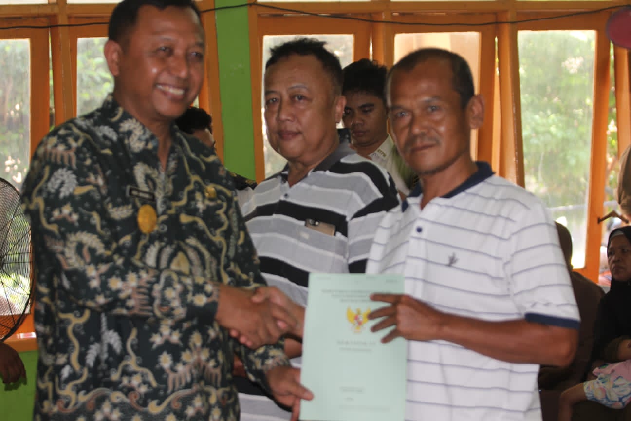 Pjs Bupati Kediri Serahkan 822 Sertipikat Program PTSL di Pare
