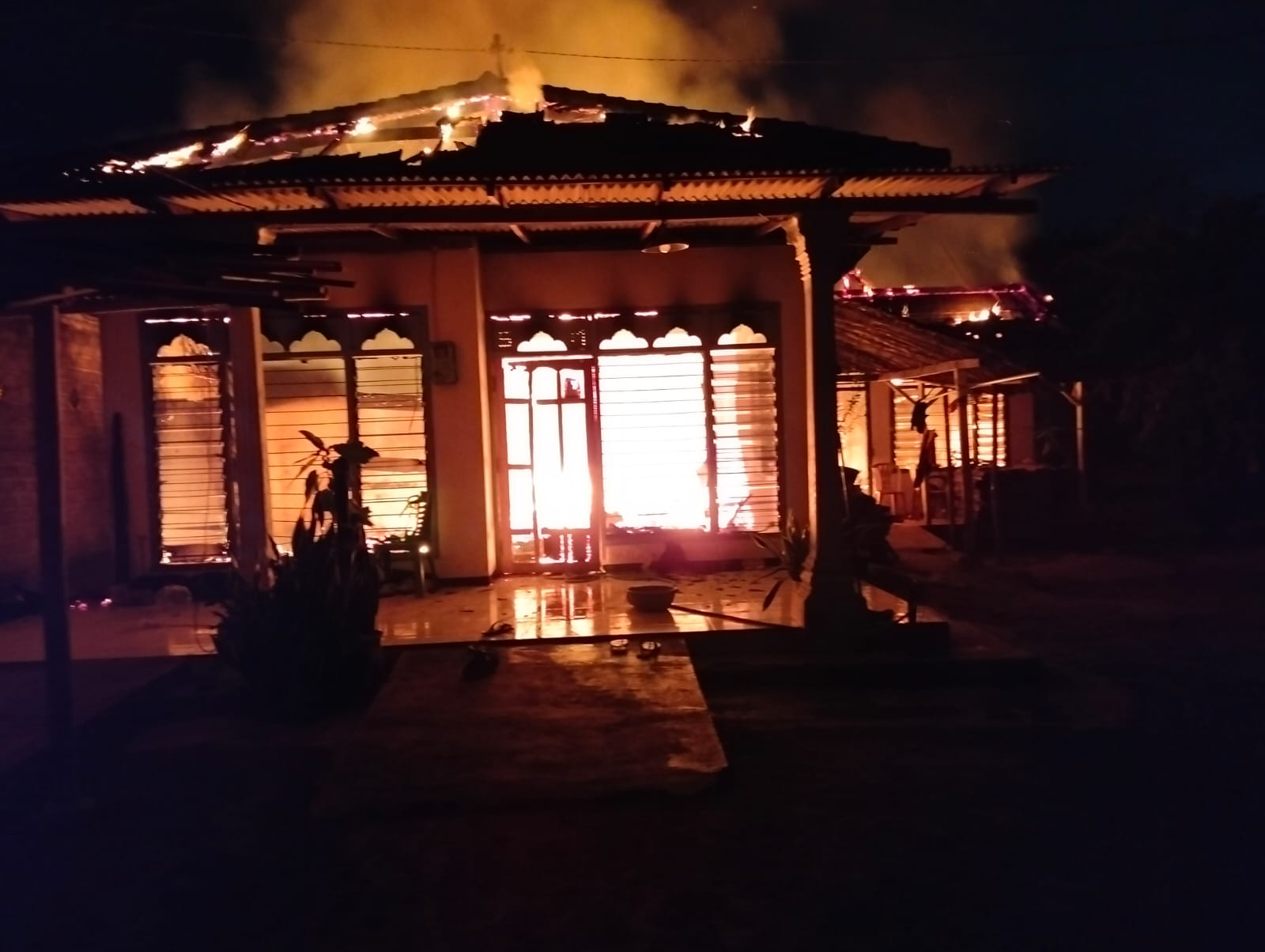 Diduga Terjadi Korsleting Listrik dari Sepeda Motor, Rumah Warga Bono Tulungagung Ludes Terbakar