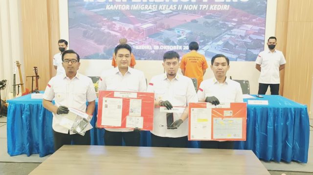 Langgar Izin Tinggal, WNA Belanda dan Filipina Diamankan Imigrasi Imigrasi Kelas II Non TPI Kediri