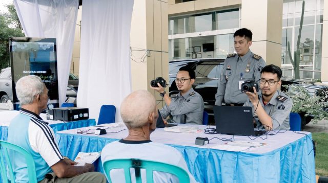 Silaturahmi Warga, Kantor Imigrasi Kelas II Non TPI Kediri Gelar Paspor Simpatik dan Nobar Timnas Indonesia