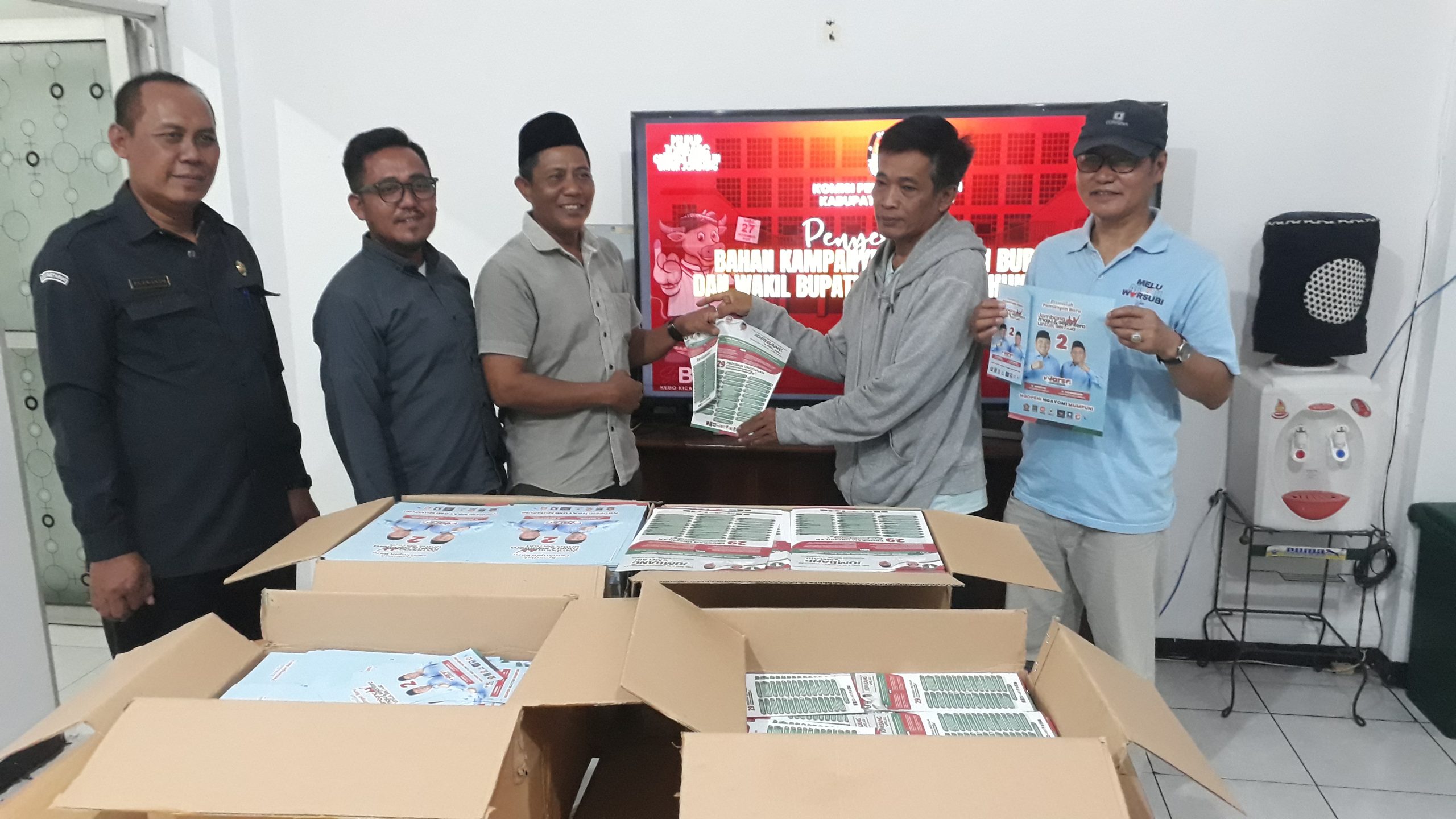 KPU Jombang Mulai Distribusikan Bahan Kampanye untuk Pilkada 2024