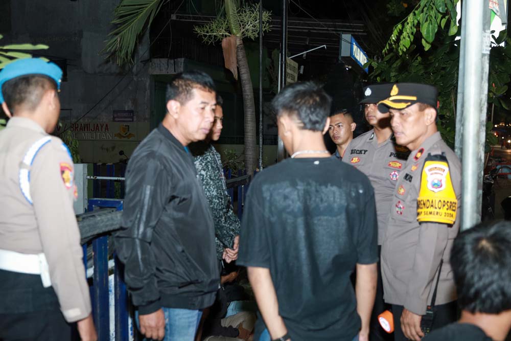 Asyik Minum Miras di Angkringan, Belasan Orang di Jombang Diamankan Polisi