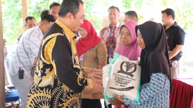 Pemerintah Salurkan Bantuan Beras Cadangan Pangan pada 897 KPM, Pj Bupati Jombang Pesan Ini