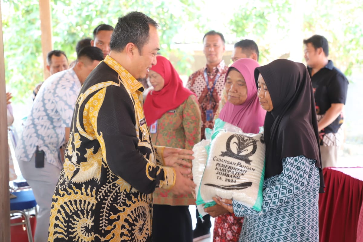Pemerintah Salurkan Bantuan Beras Cadangan Pangan pada 897 KPM, Pj Bupati Jombang Pesan Ini