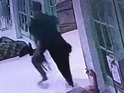 Terekam CCTV, Dompet Keluarga Pasien RSUD Jombang Amblas Digasak Maling
