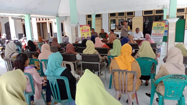 Polsek Mojowarno Gelar Jumat Curhat Bersama Warga Desa Gondek