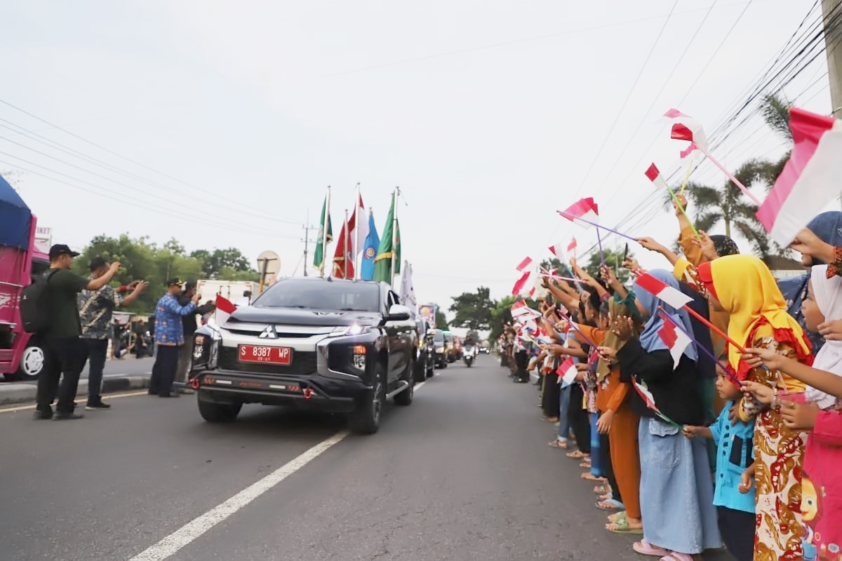 Kirab Pataka Jer Basuki Mawa Beya Tiba, Pj Bupati Jombang: Momen Renungkan Nilai Gotong Royong