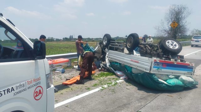 Pecah Ban, Pikap dan Mobilio Kecelakaan Tol Jombang-Mojokerto, Enam Orang Luka-Luka