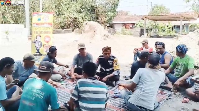 Ngopi Bareng Pak Babin Upaya Dekatkan Diri dengan Warga