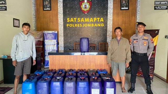 Satsamapta Polres Jombang Gagalkan Pengiriman 22 Juriken Tuak Asal Tuban