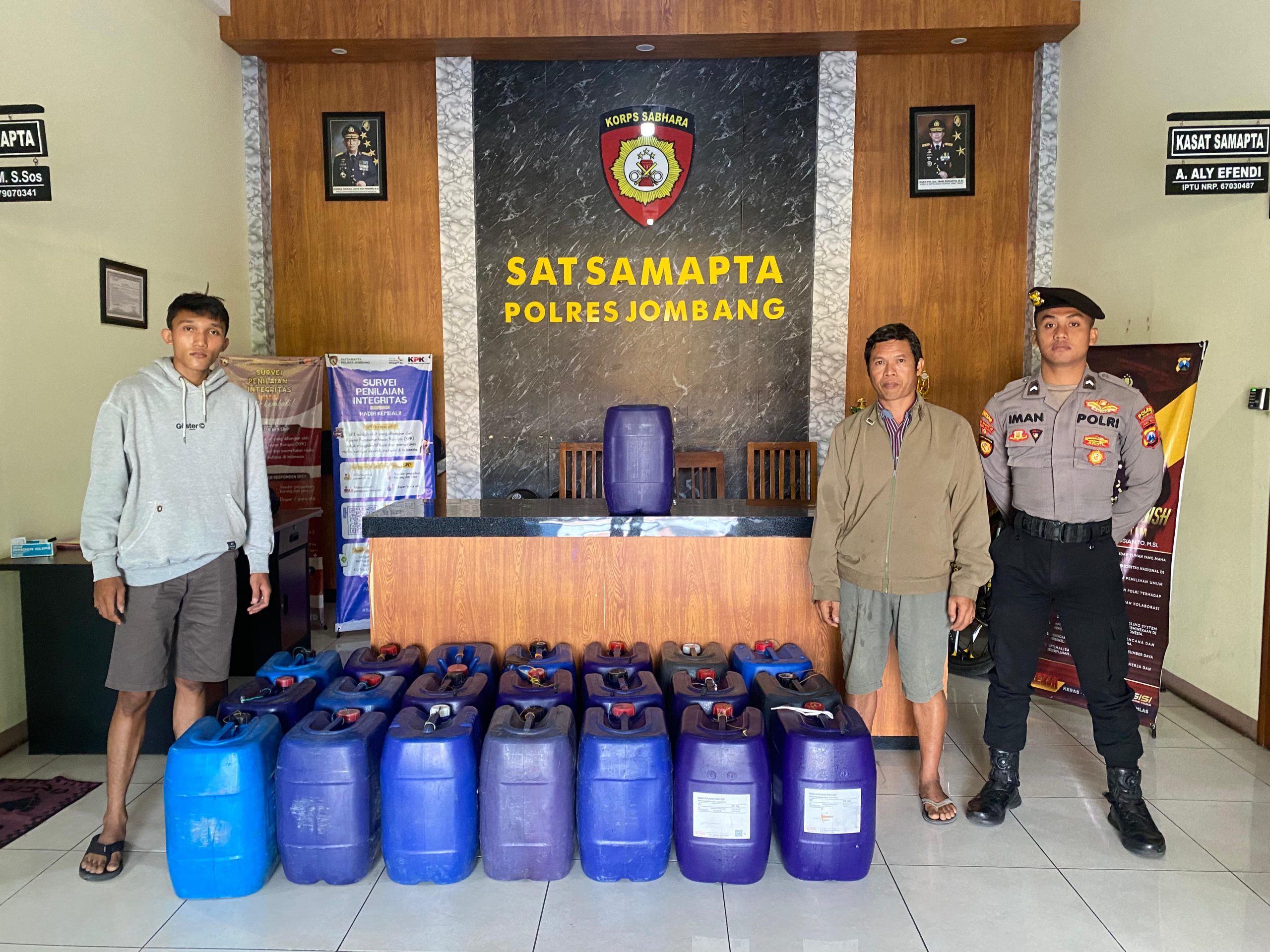 Satsamapta Polres Jombang Gagalkan Pengiriman 22 Juriken Tuak Asal Tuban
