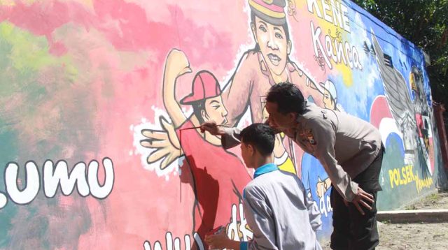 Lewat Mural, Polsek Plemahan Ajak Pelajar Kampanyekan Pilkada Aman dan Kondusif